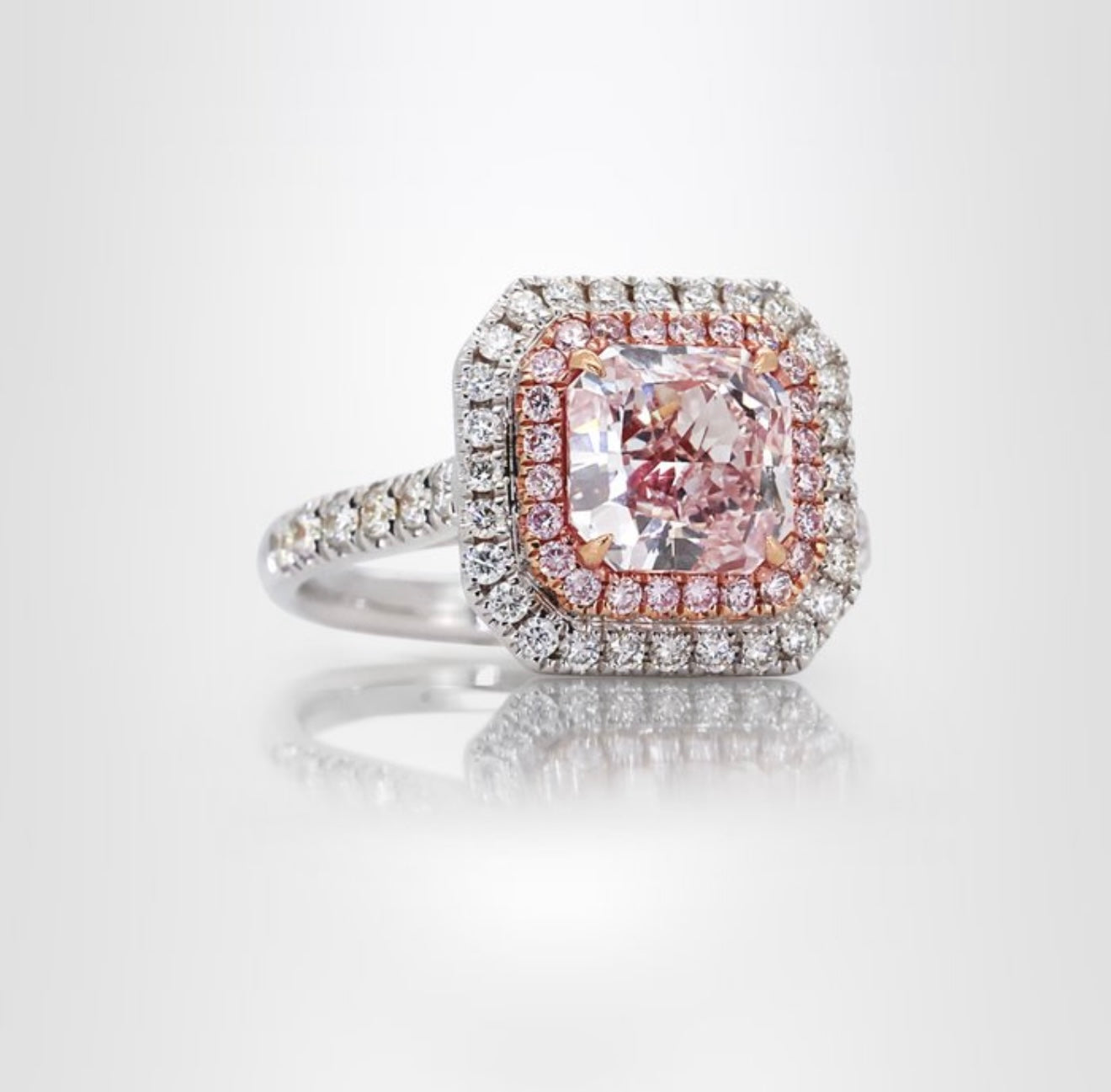 Exklusiver Diamantring – 18 K Rosé- & Weißgold – 2,60 ct Gesamtgewicht